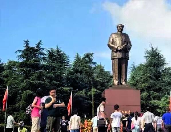 去韶山之前我其实挺不信邪的，心想只要是国内景区，哪有不吵不闹的？哪怕是菜市场，人