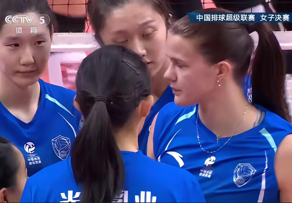 已输一阵的上海女排求胜心切，主场想赢怕输的心理作祟，一旦心理压力超过负荷，可能连