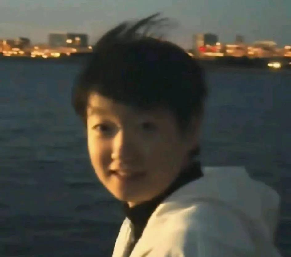莎莎也有在分享她的生活。今天国乒队员们回到北京了，莎莎还是跟之前一直自己走了V