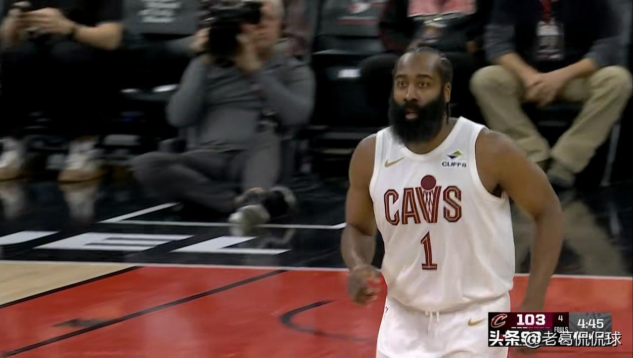 骑士超级球星哈登真是彻底的怒了！在今天骑士客场以115：110力克公牛的比赛中，