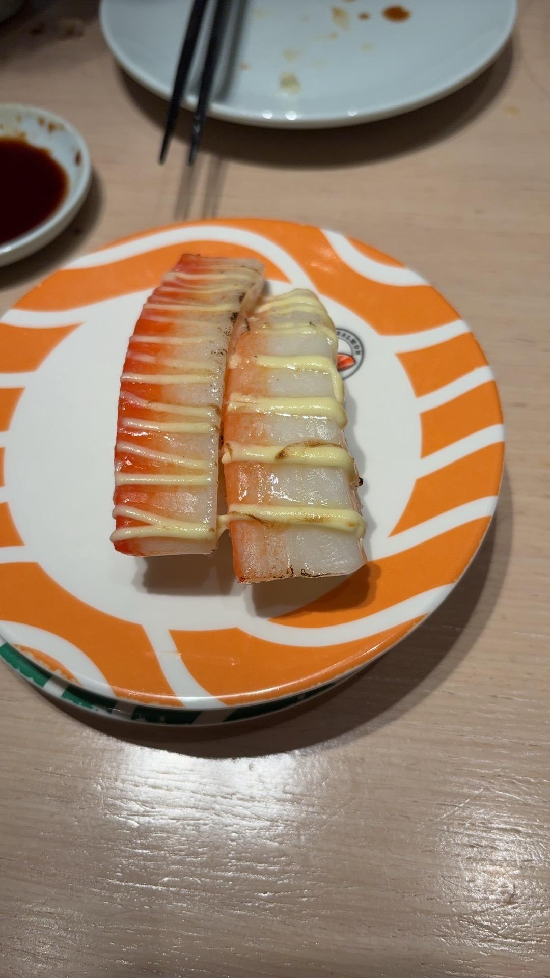 其实去吃日本寿司的时候，特别是那种转盘寿司，你觉得几块钱一盘很便宜，比如说这