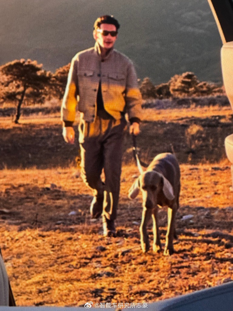 极氪8X官方的宣传海报，这个也太像了吧你是不是当海报模特赚外快去了？