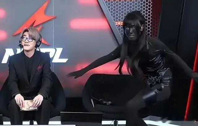 《永劫无间》女解说被网友批判穿着太暴露，于是第二天她就这样了....旁边男解说把