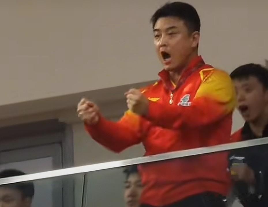 王皓教练这次压力真的挺大的，昨晚上林高远的单打首场比赛，王皓教练带着男队队员们都