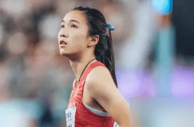 最后30米，葛曼棋从第一直接跑崩了。左腿腘绳肌突然拉了，人还在往前冲，腿已经