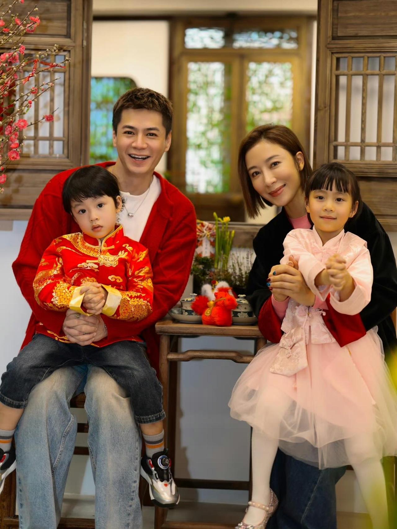 内娱明星过年喜欢晒饭，HK明星过年喜欢晒全家福。而且他们会全家人换上统一的新