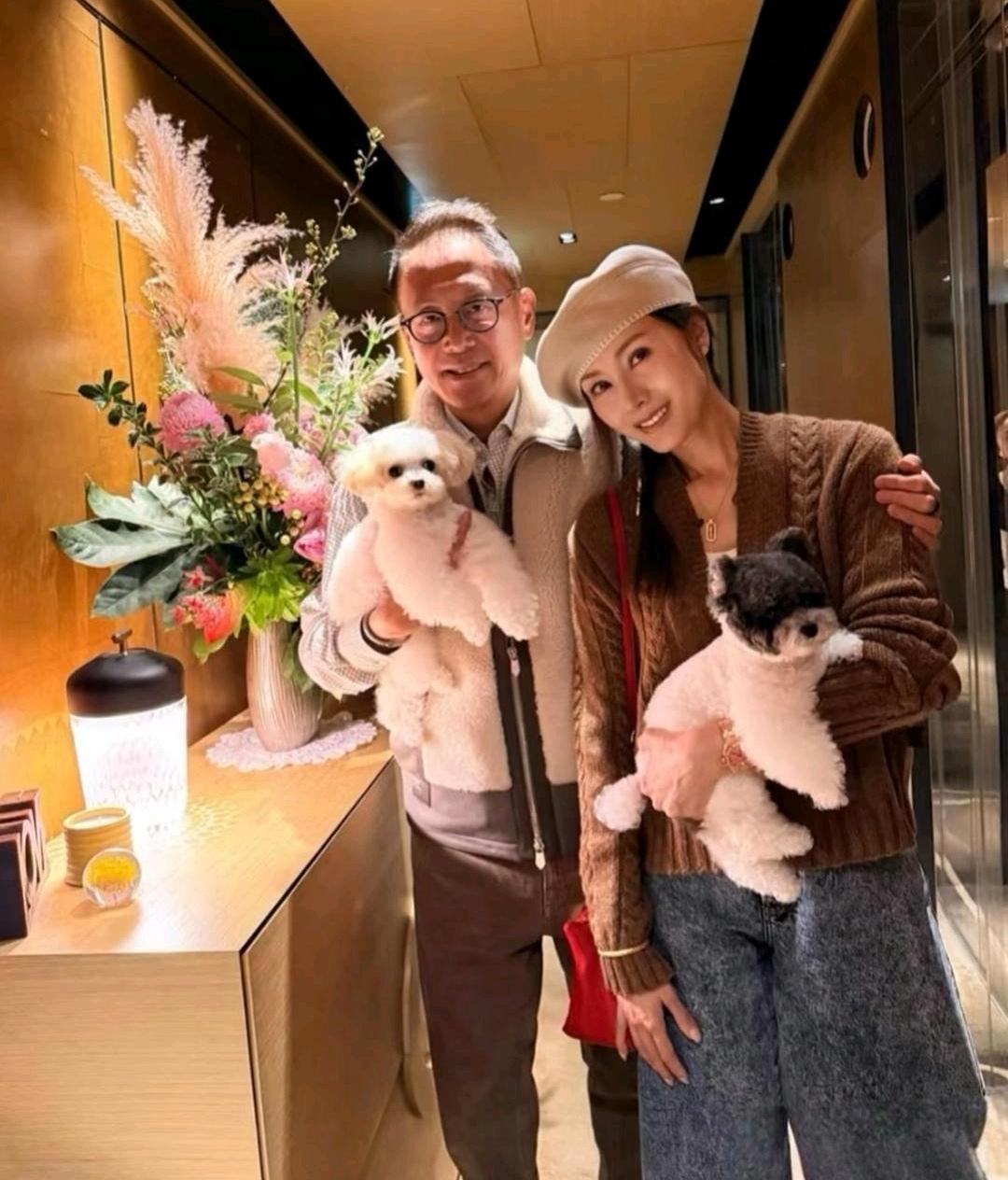 看图一，真的像父女合影一样，再看图二图三就是年龄相仿的新婚夫妻，顶多就是男方比女