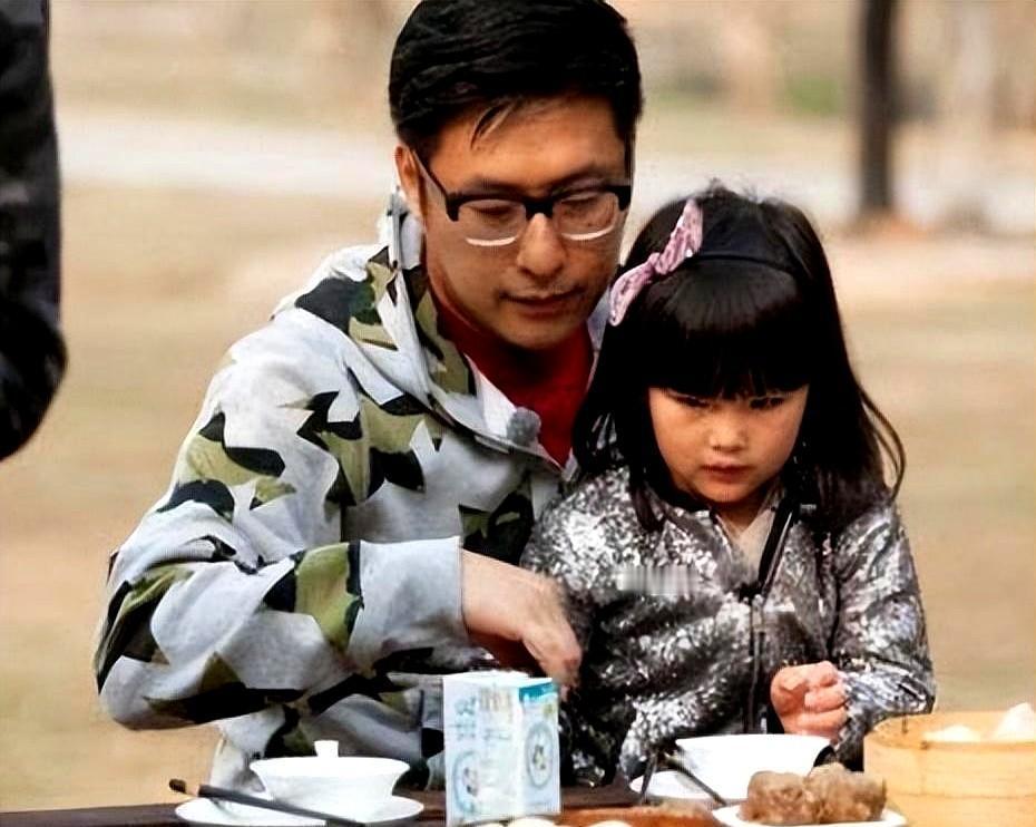 她坐在秀场头排，没人再喊她“小公主”。没人再议论她穿得像25岁，因为没人再觉得