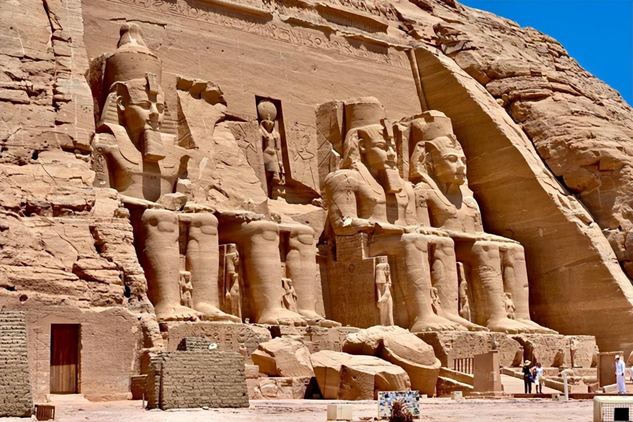 1990年，考古学家在胡夫金字塔南侧大约1公里的地方，有了一个意外发现，一批不起