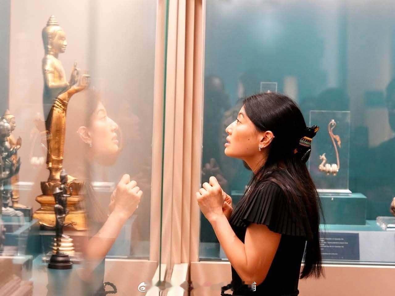 王室王室泰国王室镇宅2026年8月15日，镇宅参观国家博物馆，感觉她化妆师没上