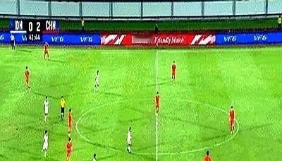 国足终于出了个“独”逼，我看完差点哭了。一个16岁的小孩，一米九二。前场拿球