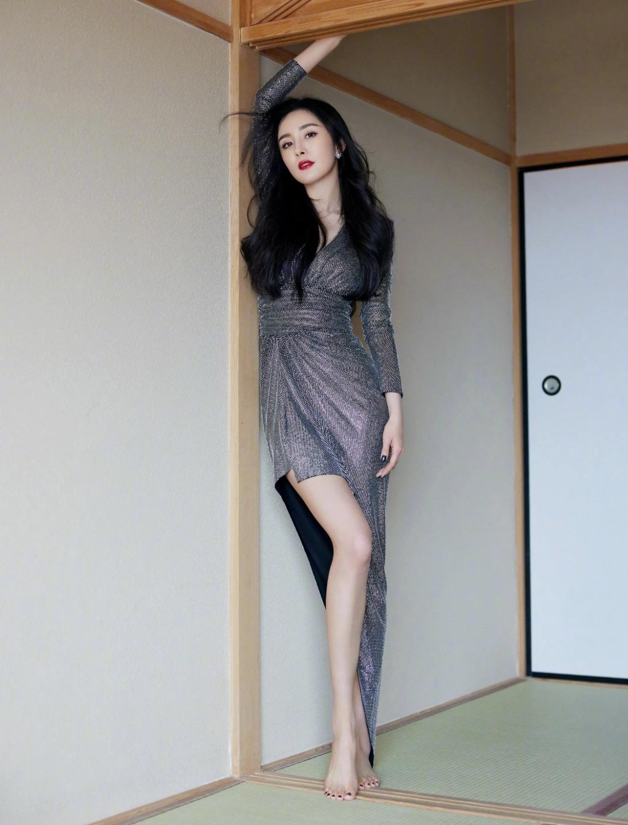 杨幂的这组写真拍摄场景，为何如此熟悉！杨幂穿搭的尽头是姐姐随意穿搭我的春日