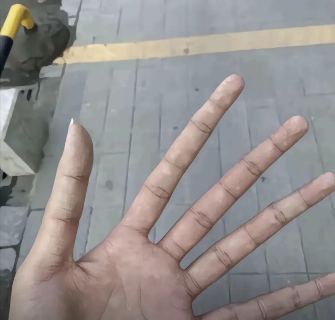 手脏了，刚从工地回来。