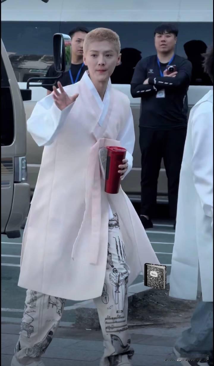 鹿晗近日换上利落寸头，被网友称作“京圈佛子”，不少人感到疑惑，毕竟佛子本该是光头