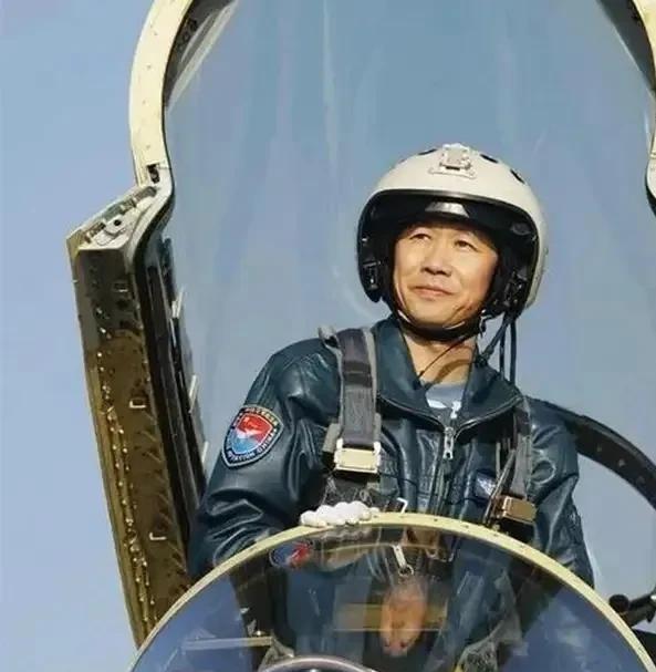 1987年，飞行员徐勇凌驾驶一架歼6战斗机，听错口令，撞上长机，坠毁在云南的深山