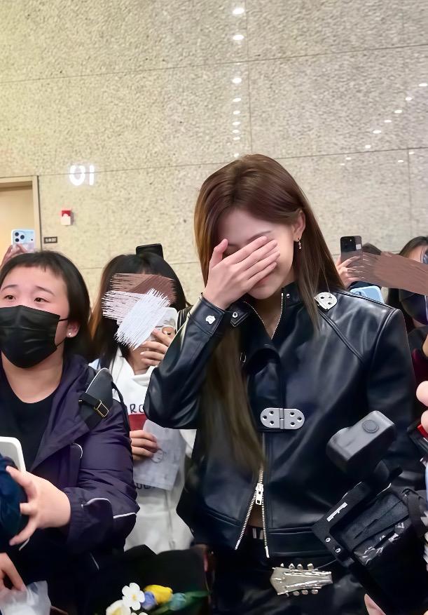 女神我视奸你好累啊，你长的好漂亮也好有趣啊，女神你知道屏幕后面有人在默...