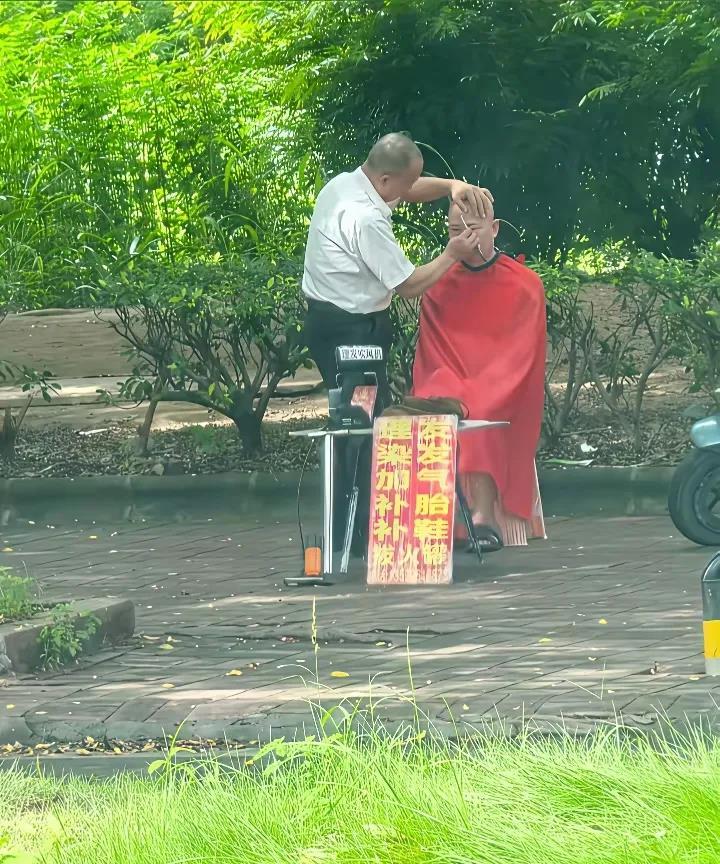 荒年饿不死手艺人大哥这是十八般武艺样样都会啊！