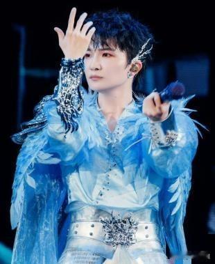 周深，连夜冲上热搜！近日，周深冲上热搜，不是因为他又有新歌引发关注，而是因为