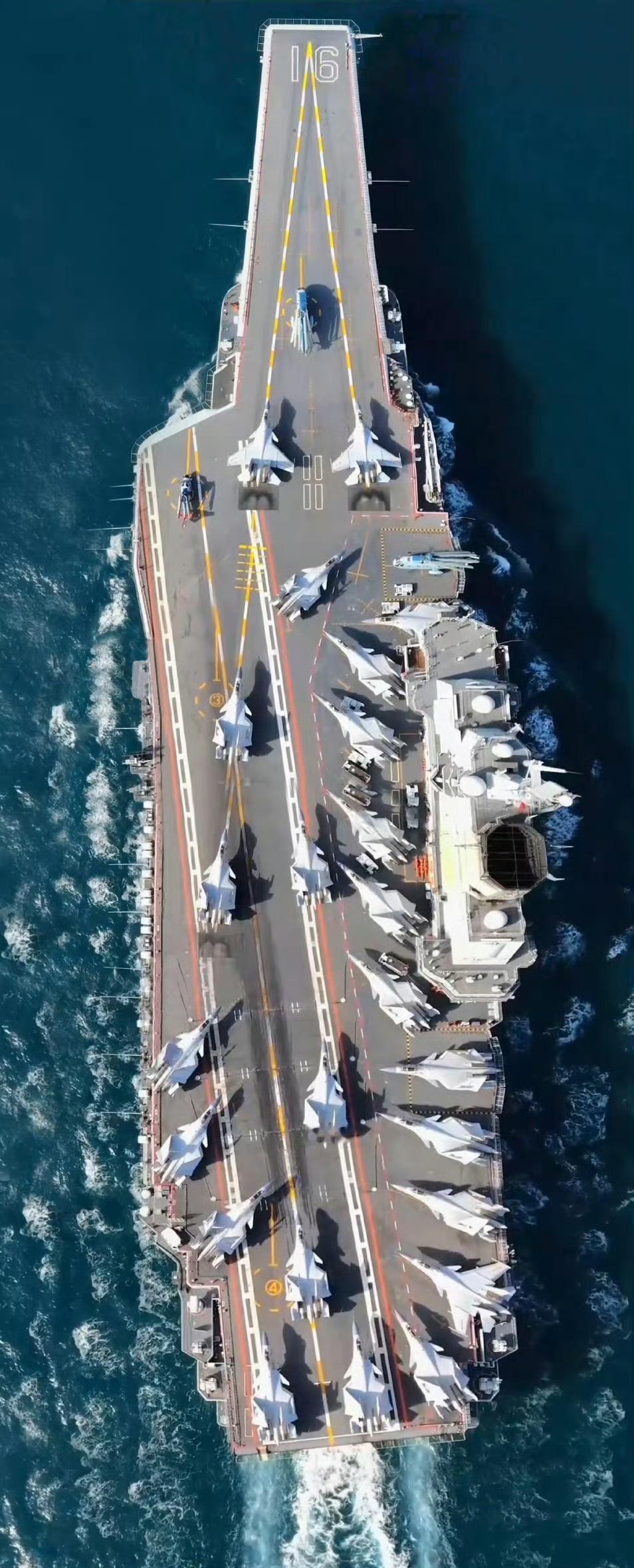 我国三艘航空母舰的俯拍图，一次看全！