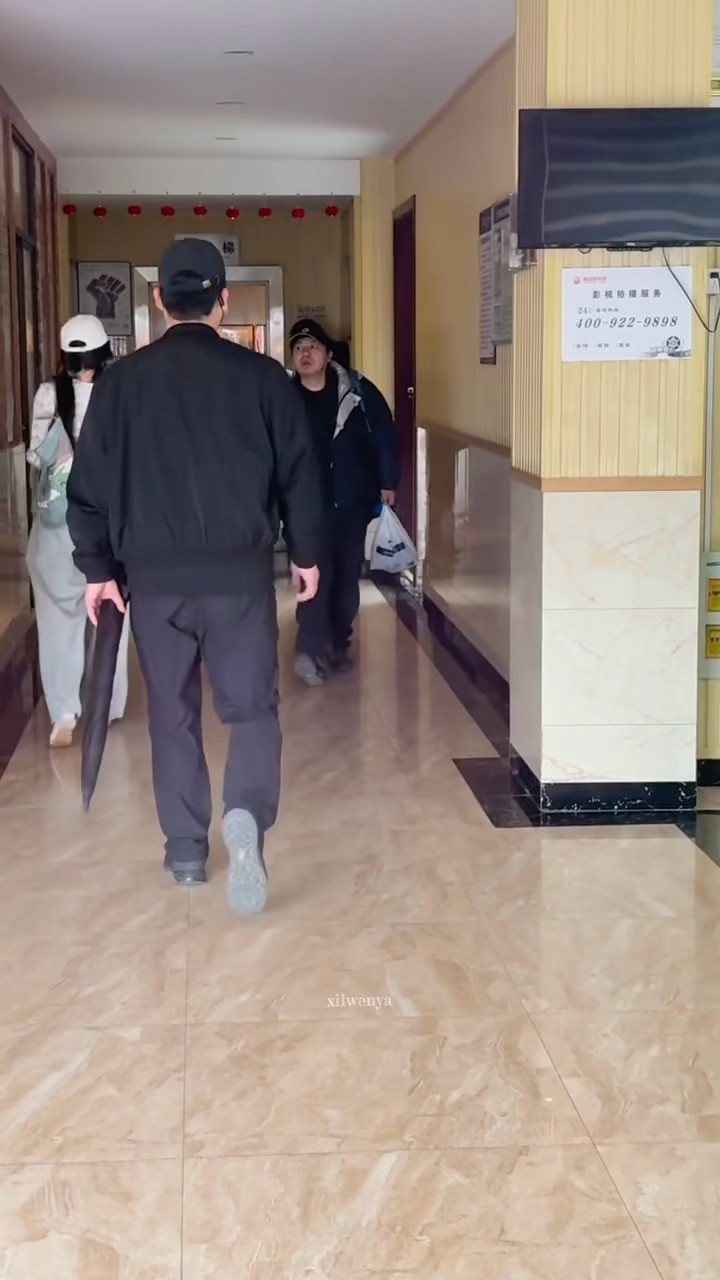 像是上学要迟到了一路小跑进去完全是小朋友～