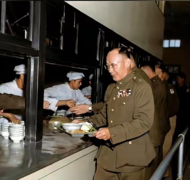 1948年，时任国民党“国防部长”的何应钦在军官食堂打饭时的一幕，只见他