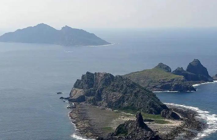 钓鱼岛上的灯塔拆不掉，仁爱礁上的破船拖不走，它们就像两颗绣钢钉扎在国人心头上，令