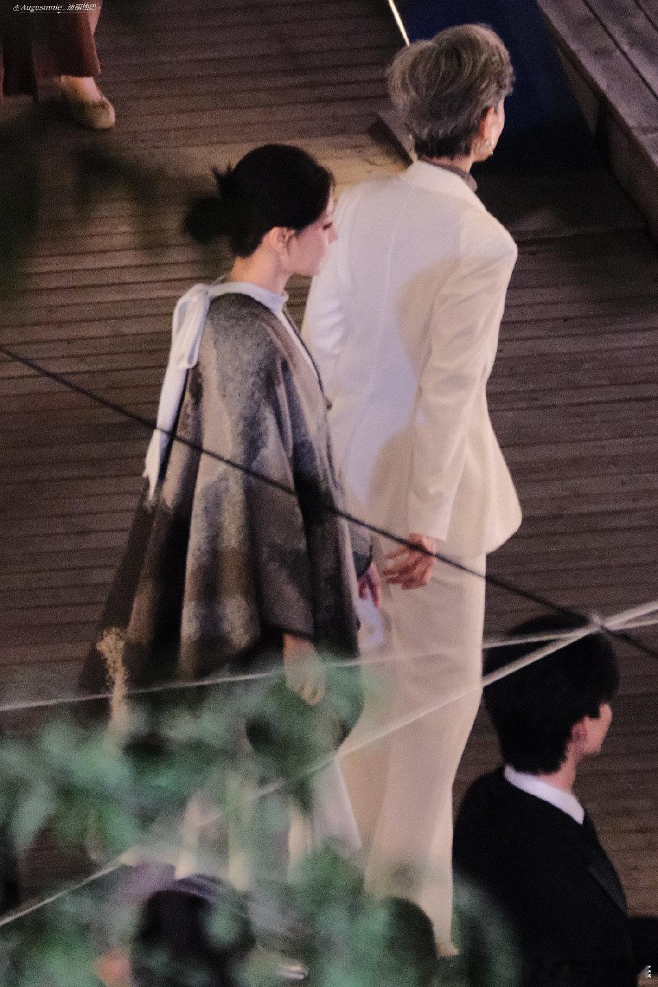 迪丽热巴卫蓝白裙路透女神[爱心][爱心][爱心][爱心][爱心]​​​