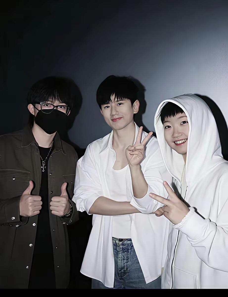 一张合影，炸出三个圈层的顶流。纱巾、口罩、眼镜。全副武装，却挡不住那股劲儿。