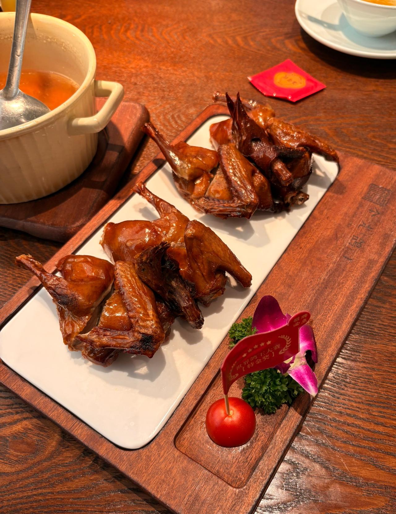 今天来中山吃鸽子，很多朋友都推荐我来说中山的鸽子很有名，特别是乳鸽。今天