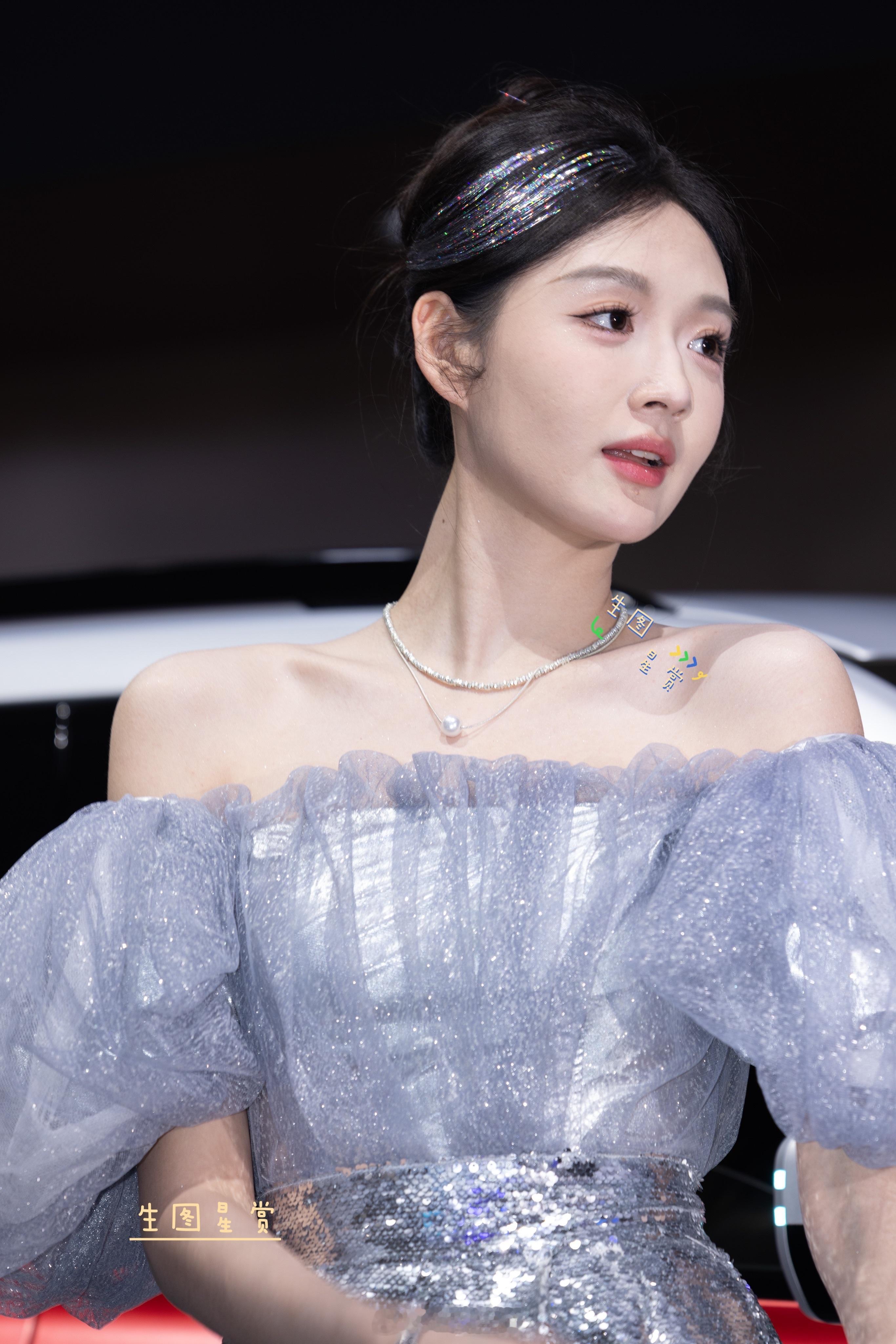 洪嘉悦2025上海车展站台，清冷气质型车模女神，葱白大长腿好直挺🤩