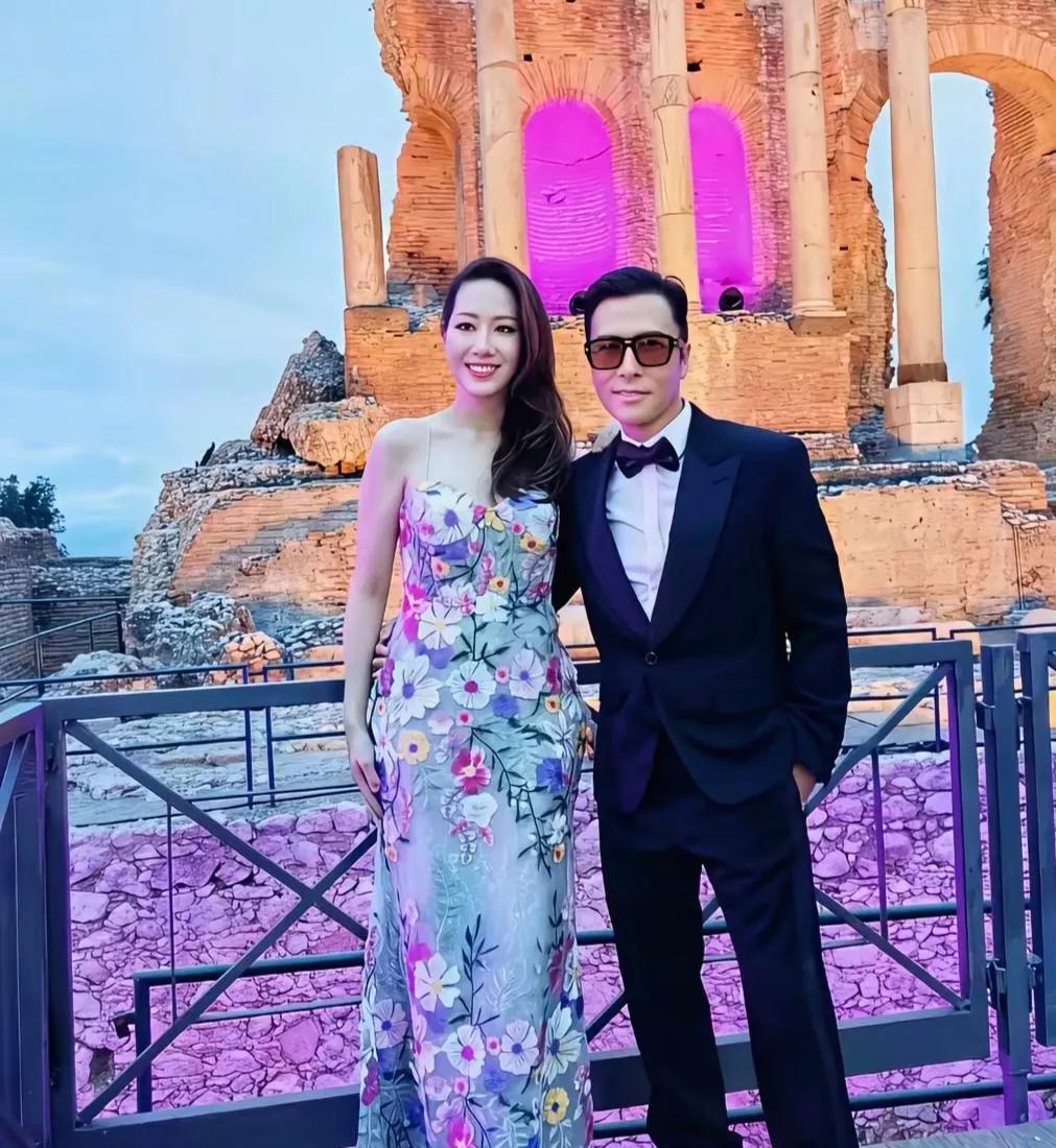 甄子丹夫妇意大利出席好友婚礼，相差18岁仍般配，汪诗诗碎花裙尽显好身材62