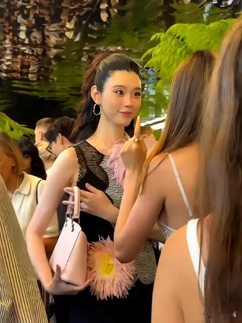 豪门名媛和奥运冠军，面对镜头的状态差别有多大？同场出现的奚梦瑶和谷爱凌就给出了答