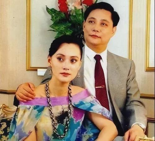 1983年，21岁的宋佳与大21岁的京剧名家张学津喜结连理。几年后，张学津因女儿