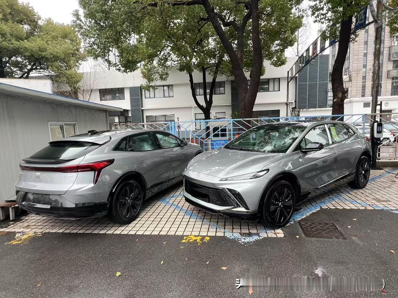 别克E4虽然停产了，但是还有库存车在卖，降价接近10万。这车库存的主要是高配，定