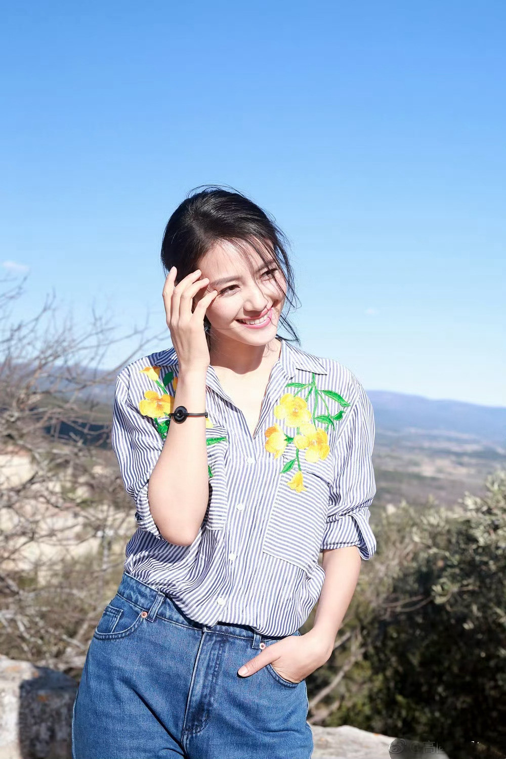 多样的魅力。她在海边时，浅蓝连身装衬得她清新自然；身着网纱刺绣装时，又尽显优雅知