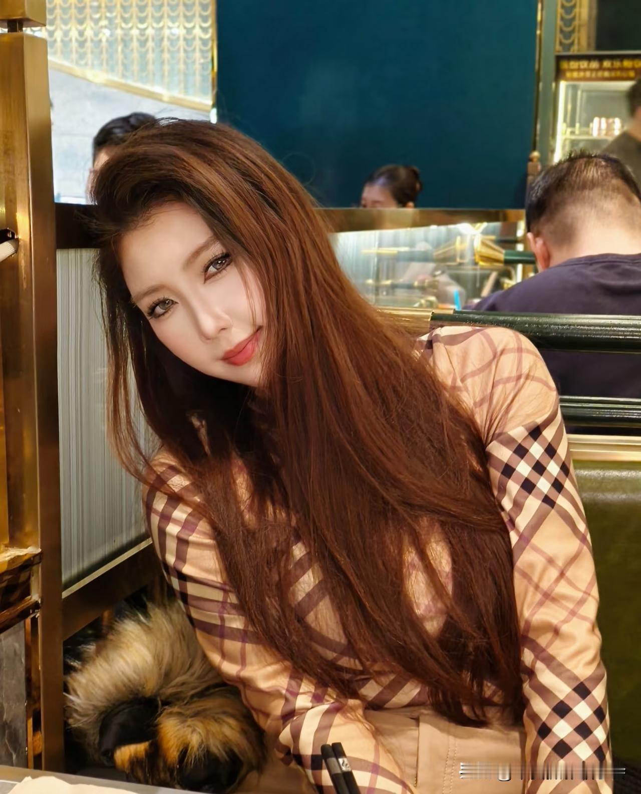 我把眼中的她，变成照片！她把我装进心海！照照片里的时光照照片里的时光她眼里