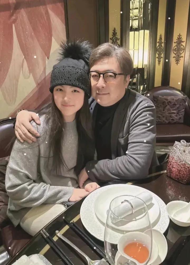 以前总是女儿和妈妈的照片，最近都是爸爸和女儿的合影，这是为什么呢？王诗龄长得也太
