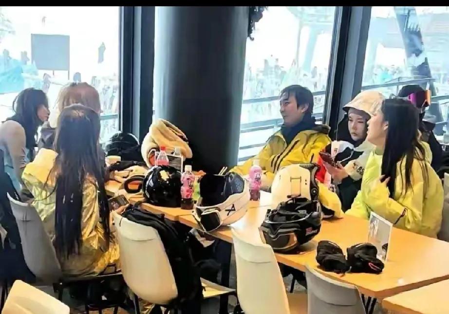 家人们炸裂消息来啦！2025年12月10日，有网友在日本滑雪场偶遇王思聪，这阵仗