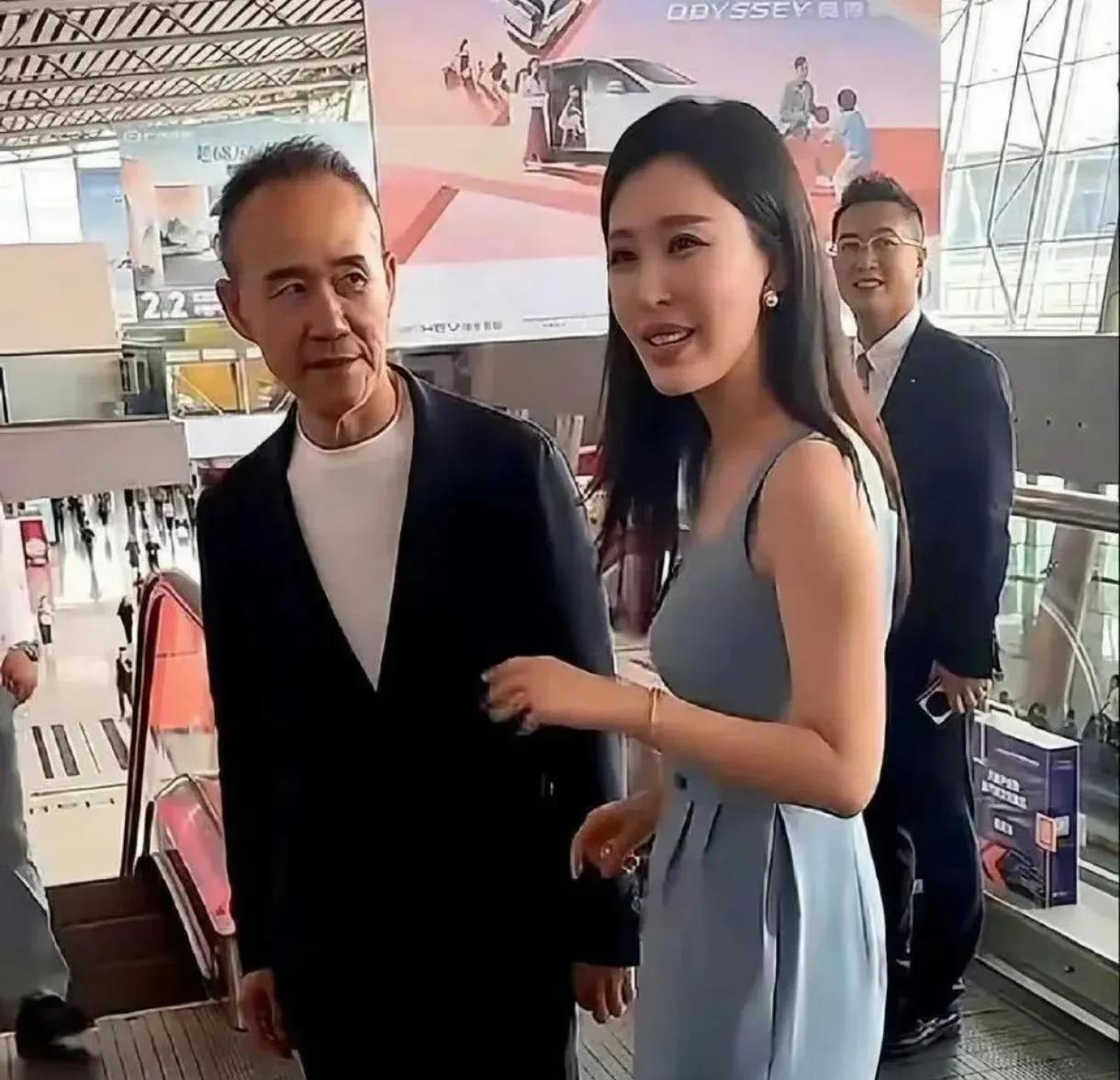 谁说王石后悔娶娇妻了？看他老来得女幸福的模样。妥妥的女儿奴。70岁的王石天
