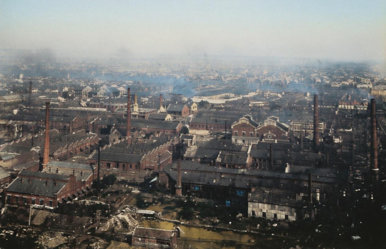 这是一张拍摄于清末民初的鸟瞰照片，定格了中国近代最重要的军工企业——汉阳兵工厂（