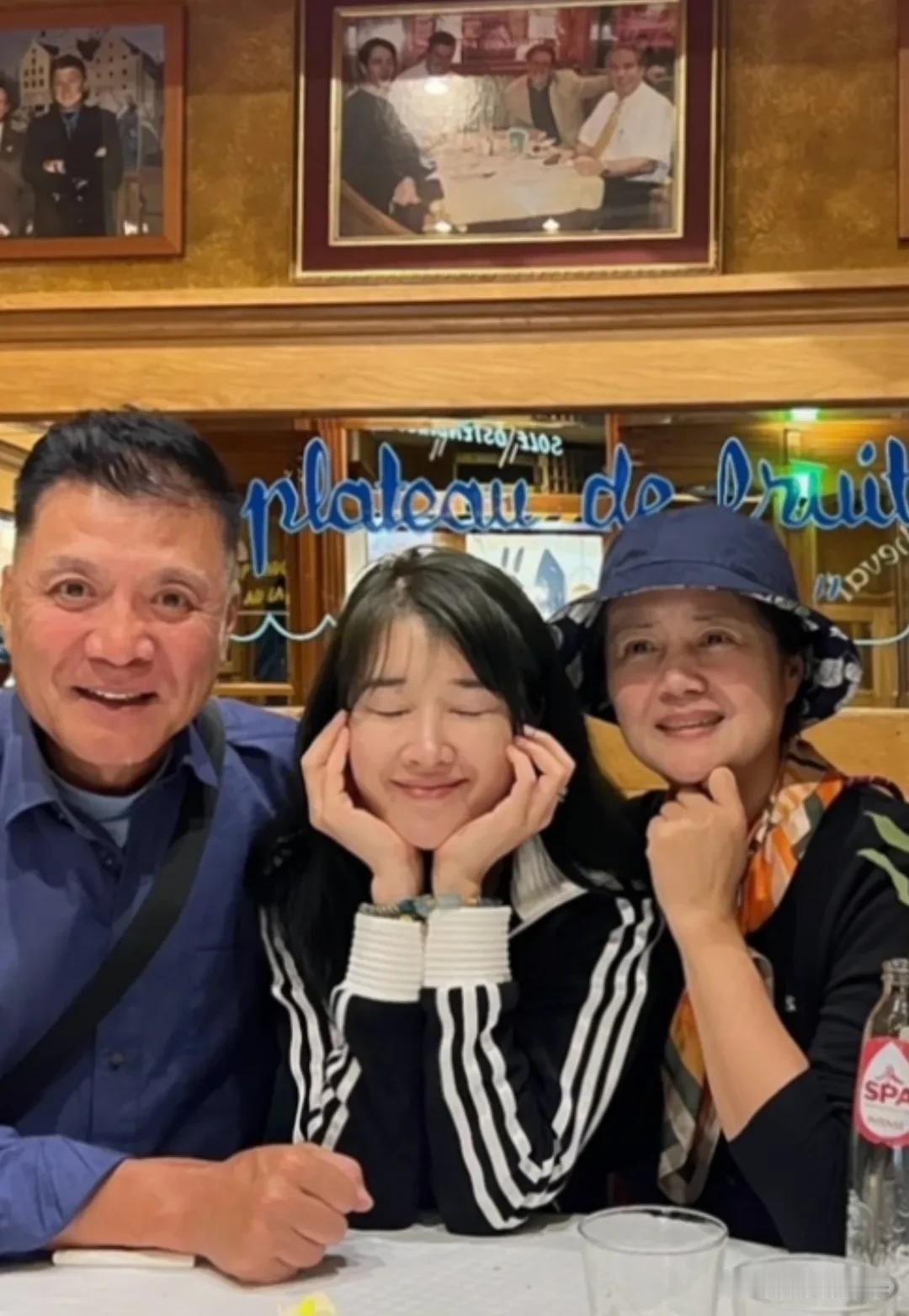 我敢说，全网最幸福的一对二婚夫妻，最幸福的非他们莫属了。[呲牙笑]茹萍60岁生日