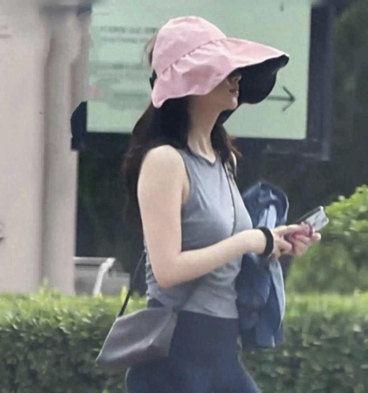 景甜健身偶遇曝光，吊带紧身裤腰臀比太出众景甜健身被网友偶遇，身穿吊带搭配紧身裤