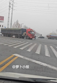 完了，完了，人去哪儿啦。网友1月31日发布了一段交通安全警示教育视频，大货司机