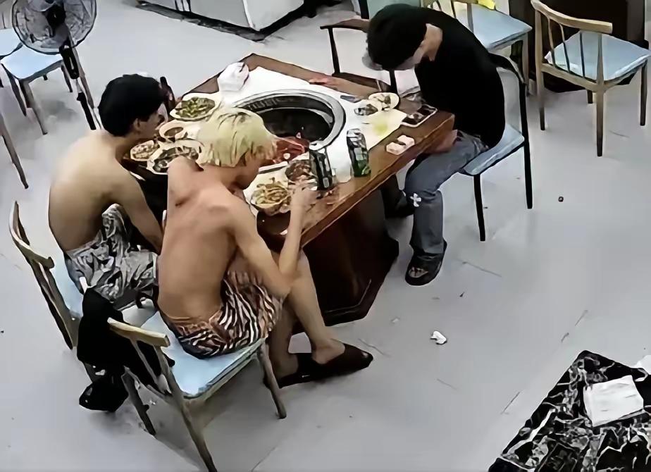 三个精神小伙吃铁锅炖，点完拍黄瓜就溜了！老板懵了：我预感果然没错！夜幕降临，
