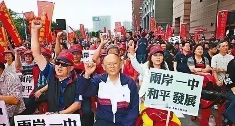 蓝营这盘棋，人人都在演别人。被网友玩出"对标盲盒"了——郑丽文是加强版连战，