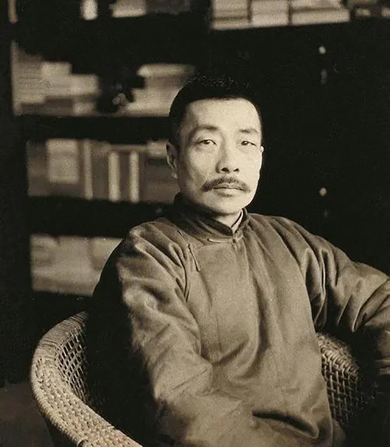 鲁迅大家都熟悉，二十世纪最伟大的作家！一个月的收入有350块大洋！如果把当时的消