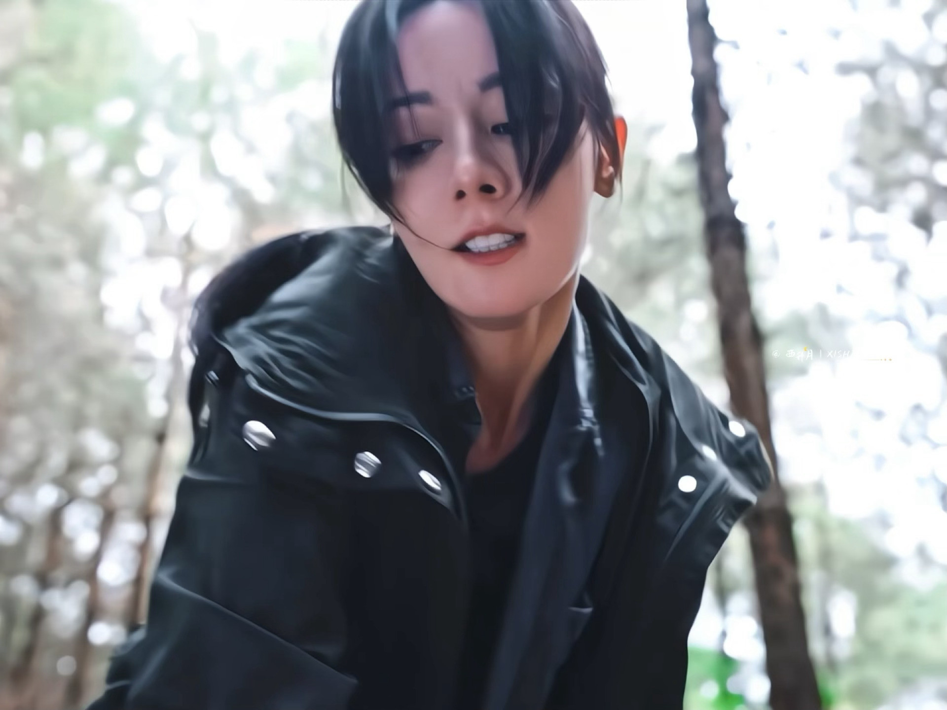 迪丽热巴让我腿软只需要两句话出任务的邓妍帅飞了不信请看….第一脚把人踹飞出去第二