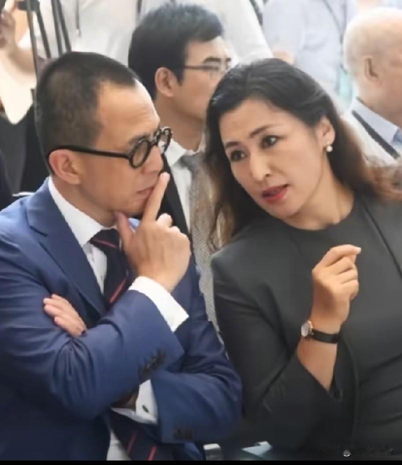 李泽楷在活动现场，与汕头大学校长姜虹热聊，正是这个女人在汕大六年，汕头大学的排名