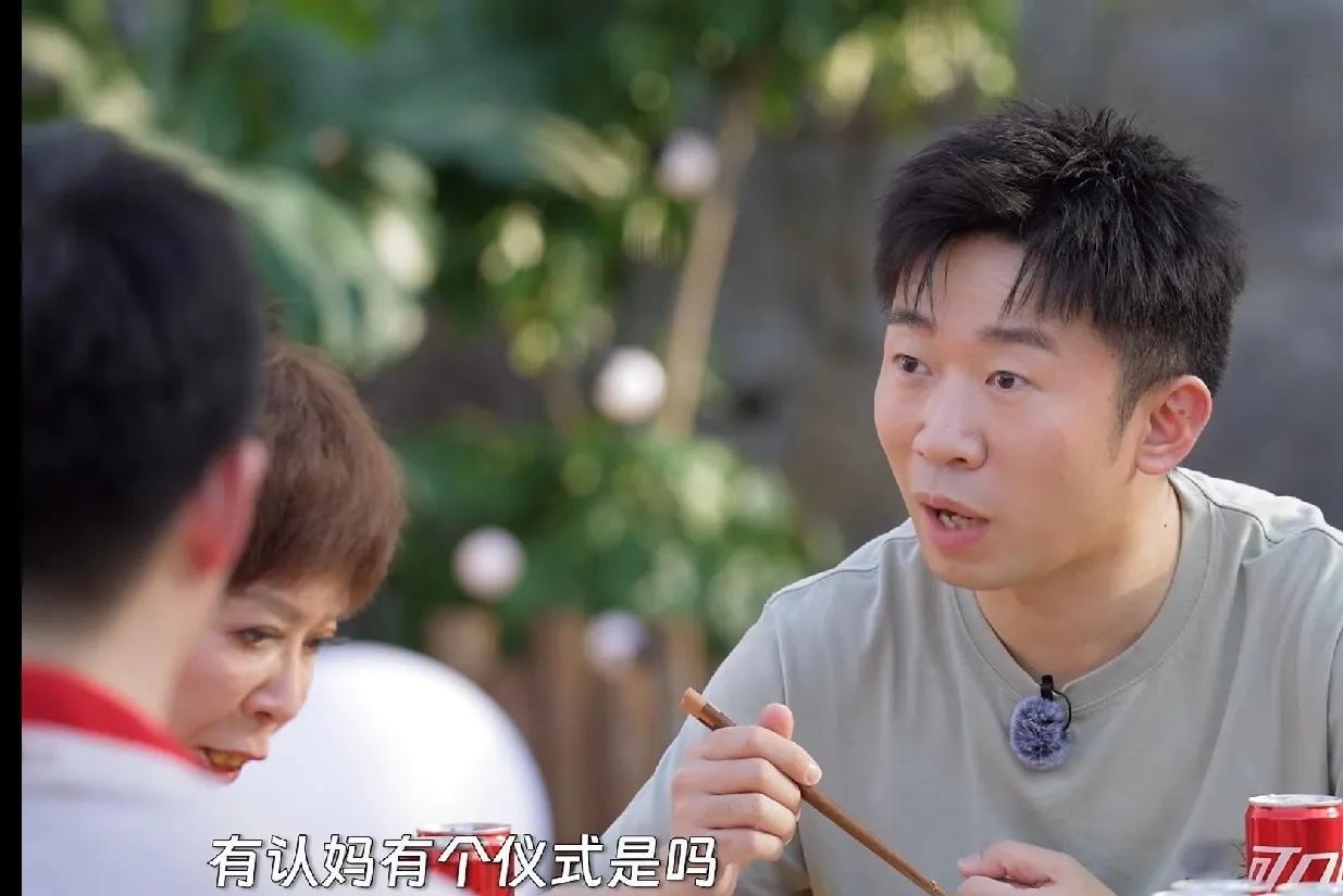 杨迪问贾冰：“你真的管蔡明姐叫干妈吗？有认妈仪式吗？”贾冰：“我当时就发了一个特