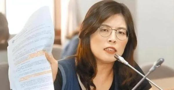 “胡扯！”若台海开战，大陆将倒退30年。”这是国民党“立委”郑丽文的观点。在两岸